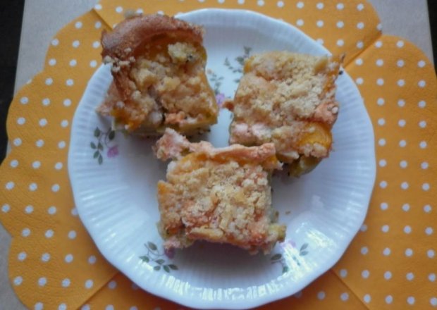 Fotografia przedstawiająca Kruche ciasto rabarbarowo - brzoskwiniowe