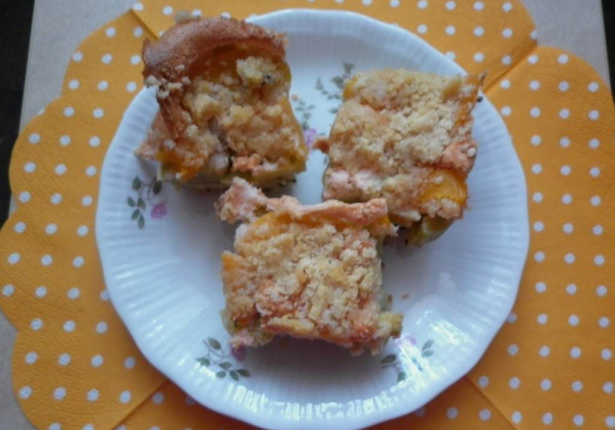 Kruche ciasto rabarbarowo - brzoskwiniowe foto