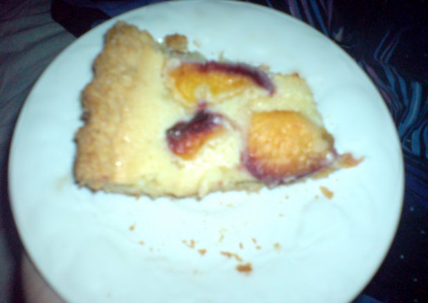 Fotografia przedstawiająca kruche ciasto z brzoskwiniami