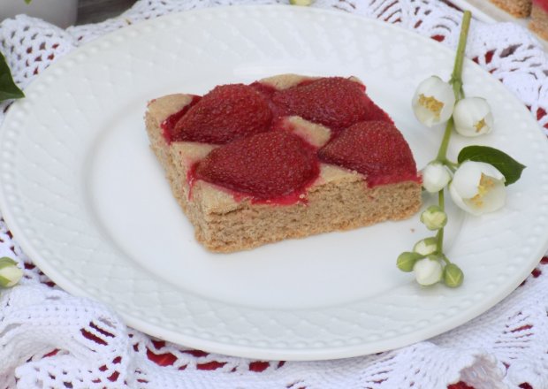 Fotografia przedstawiająca Kruche ciasto z cynamonem i truskawkami.
