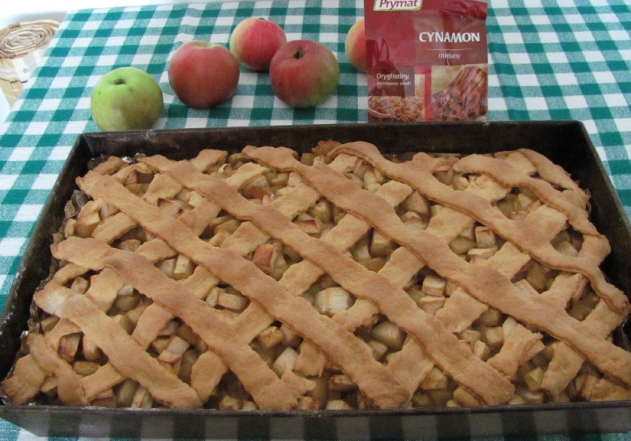 Kruche ciasto z jabłkami i cynamonem - szarlotka foto