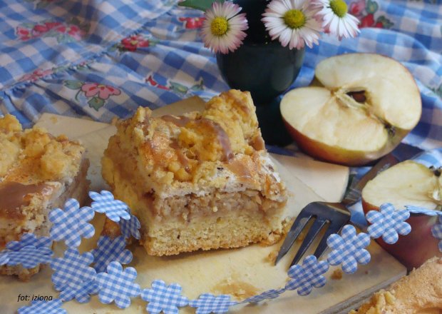 Fotografia przedstawiająca Kruche ciasto z jabłkami