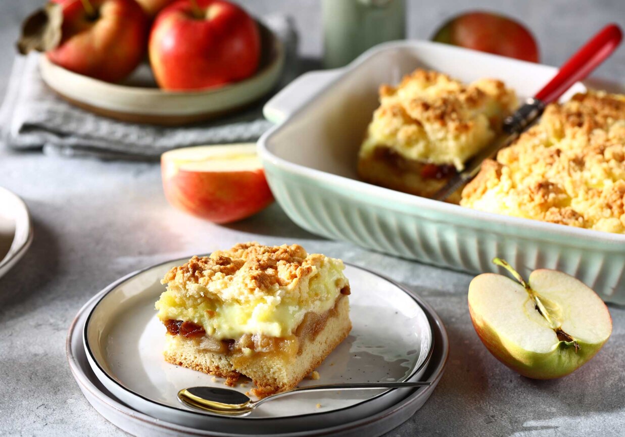 Kruche ciasto z jabłkiem i budyniem foto