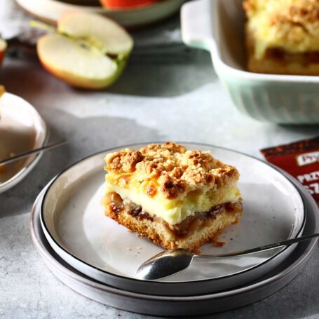 Kruche ciasto z jabłkiem i budyniem foto