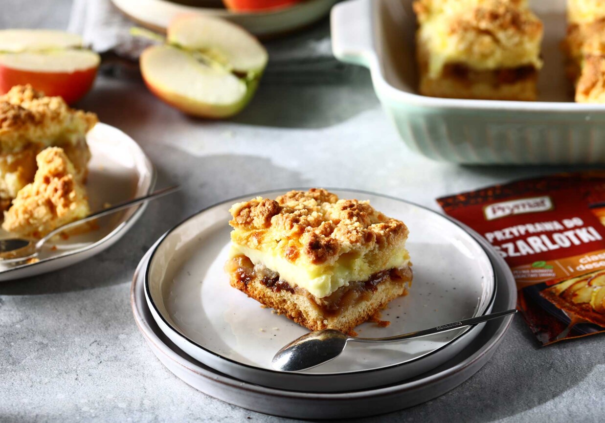 Kruche ciasto z jabłkiem i budyniem foto