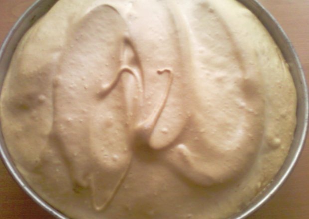 Fotografia przedstawiająca Kruche ciasto z jagodami pod bezą