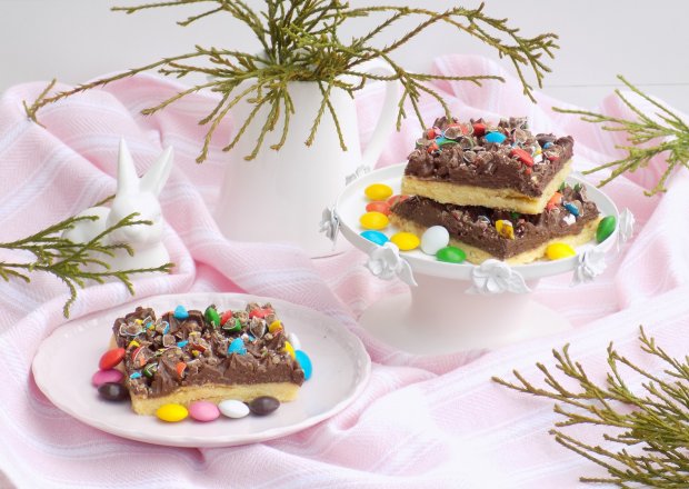 Fotografia przedstawiająca Kruche ciasto z kremem i cukierkami.