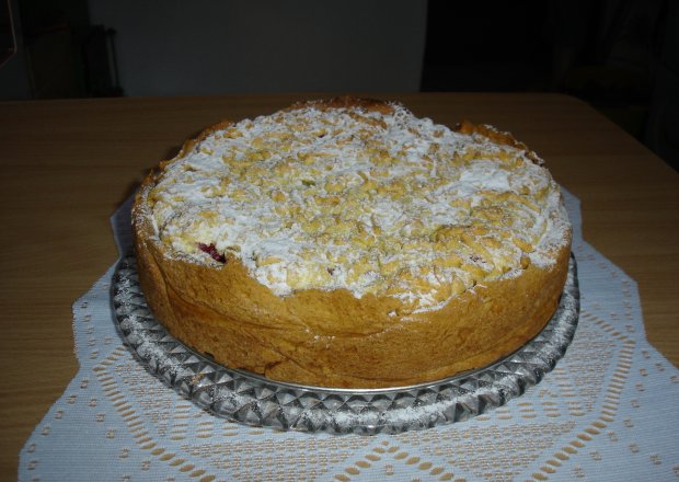 Fotografia przedstawiająca Kruche ciasto z kremem serowo-wiśniowym