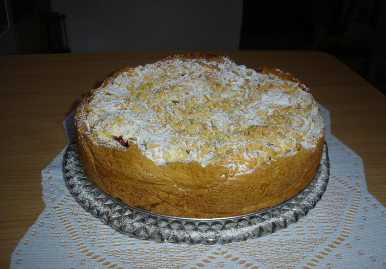 Kruche ciasto z kremem serowo-wiśniowym foto