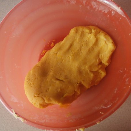 Krok 1 - Kruche ciasto z malinami i z białkową pianką. foto