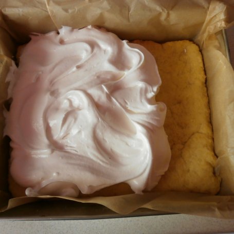 Krok 3 - Kruche ciasto z malinami i z białkową pianką. foto