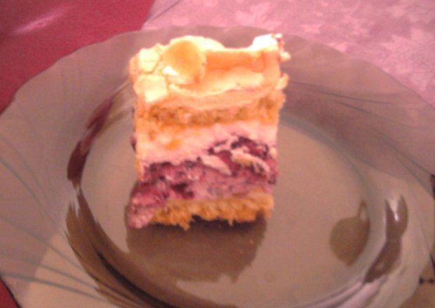 Fotografia przedstawiająca Kruche ciasto z porzeczkami i bezą