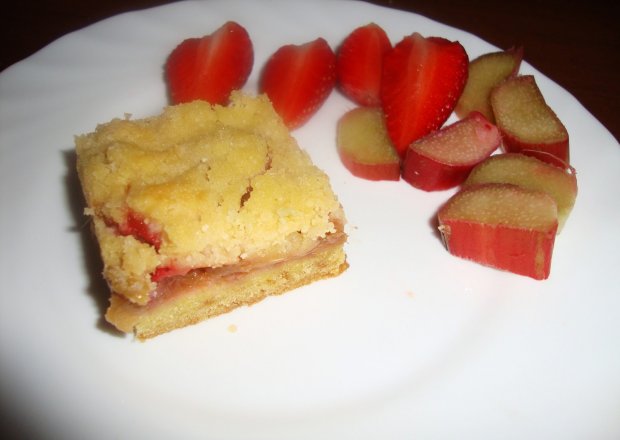 Fotografia przedstawiająca Kruche ciasto z rabarbarem i truskawkami