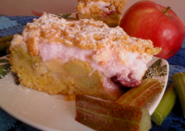 Fotografia przedstawiająca Kruche ciasto z rabarbarem, jabłkami, wiśniami i bezą