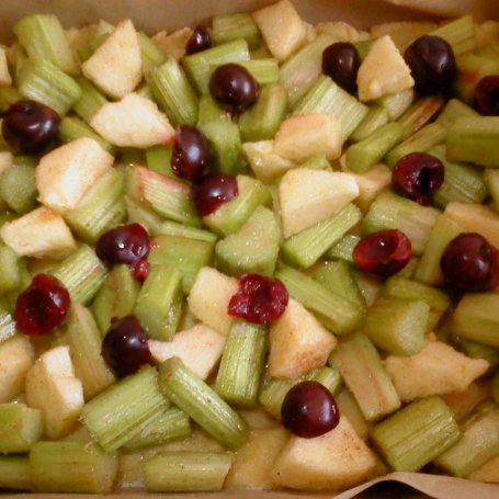 Krok 5 - Kruche ciasto z rabarbarem, jabłkami, wiśniami i bezą foto