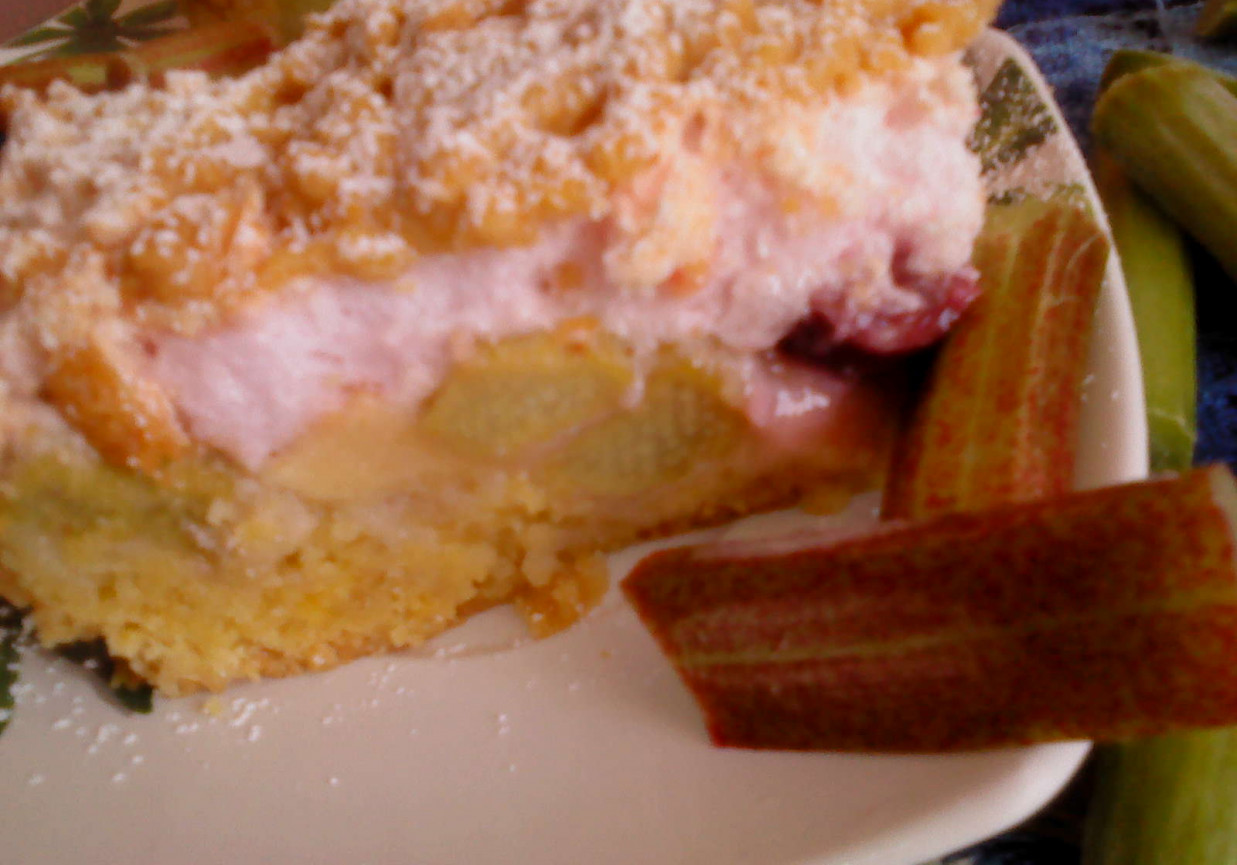 Kruche ciasto z rabarbarem, jabłkami, wiśniami i bezą foto