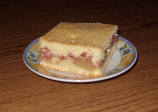 Fotografia przedstawiająca Kruche ciasto z rabarbarem