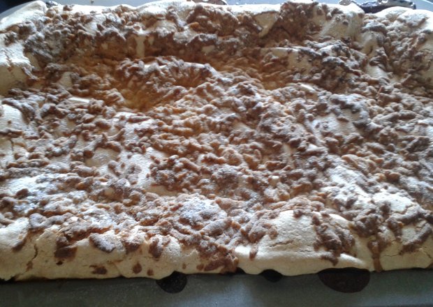 Fotografia przedstawiająca Kruche ciasto z truskawkami i bezą