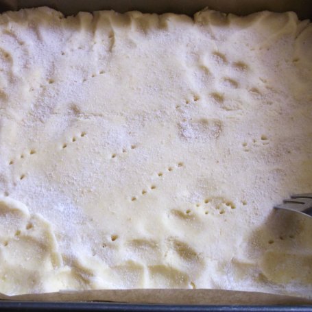 Krok 1 - Kruche ciasto z truskawkami i bezowymi obłoczkami. foto