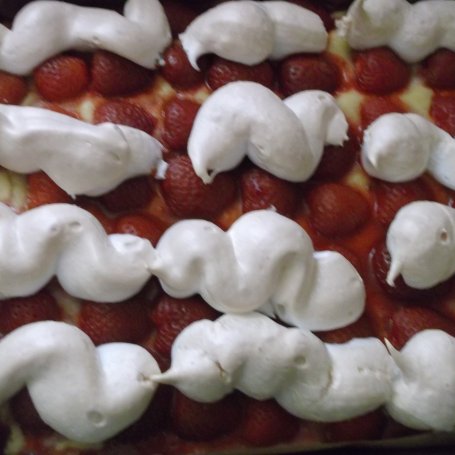 Krok 4 - Kruche ciasto z truskawkami i bezowymi obłoczkami. foto