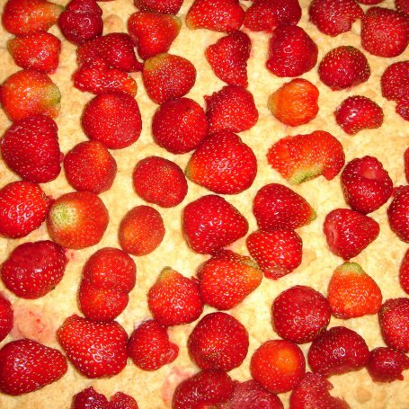 Krok 3 - Kruche ciasto z truskawkami i kruszonką foto
