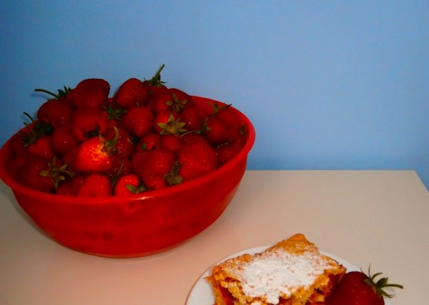 Fotografia przedstawiająca Kruche ciasto z truskawkami