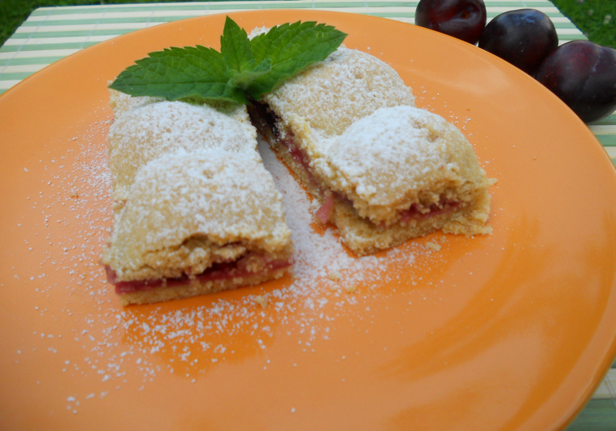 Kruche ciasto ze śliwkami foto