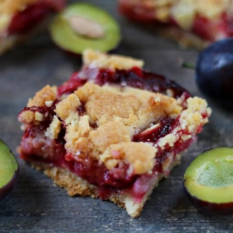 Kruche ciasto ze śliwkami foto