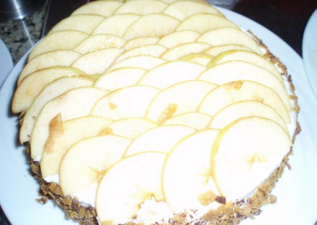 Fotografia przedstawiająca Kruche ciasto ze świeżymi jabłkami i bitą śmietaną