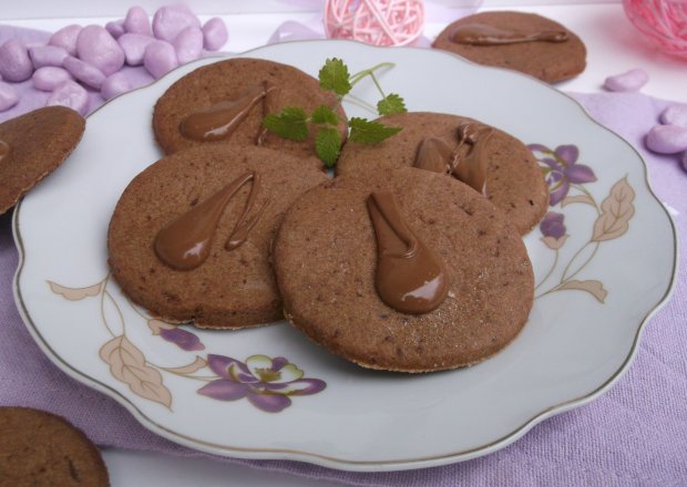 Fotografia przedstawiająca Kruche czekoladowe ciasteczka z kardamonem.