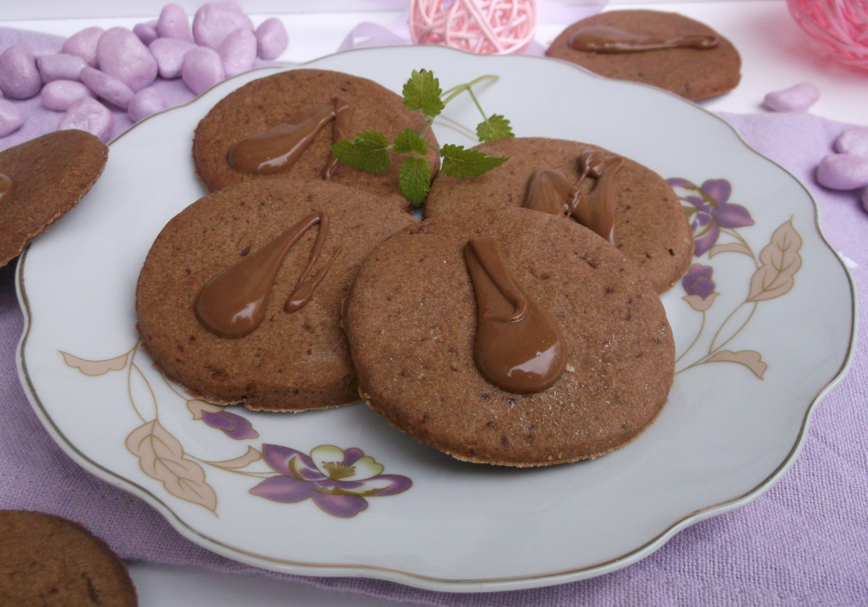 Kruche czekoladowe ciasteczka z kardamonem. foto