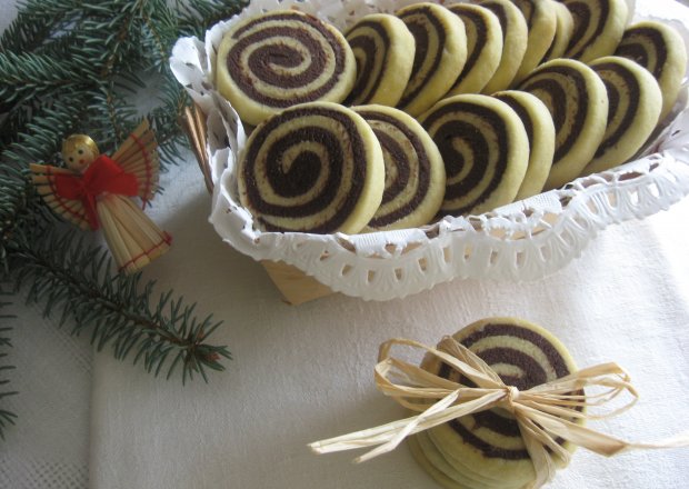 Fotografia przedstawiająca Kruche czekoladowe spiralki