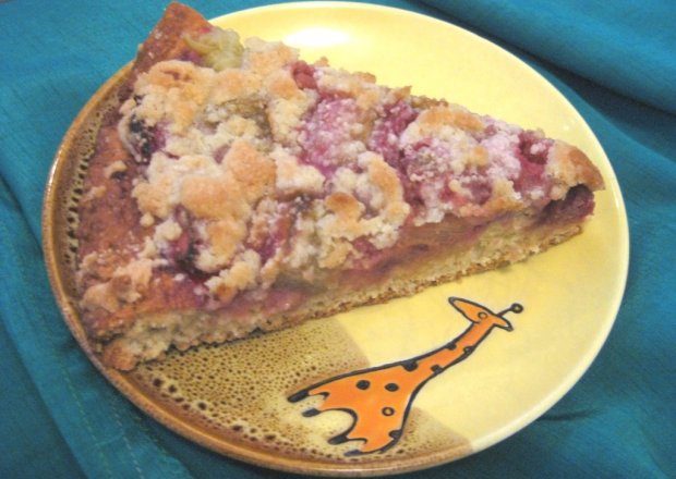 Fotografia przedstawiająca Kruche migdałowe ciasto z rabarbarem i kruszonką