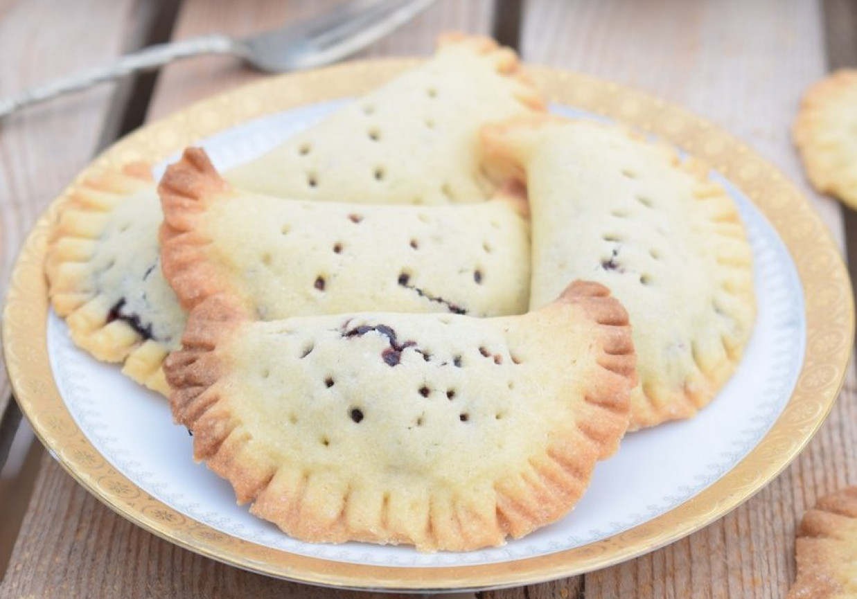 Kruche pierożki z dżemem z czarnej porzeczki foto