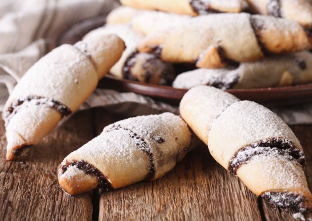 Fotografia przedstawiająca Kruche rogaliki z makiem