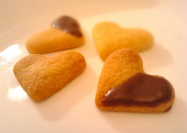 Fotografia przedstawiająca Kruche serduszka z czekoladą