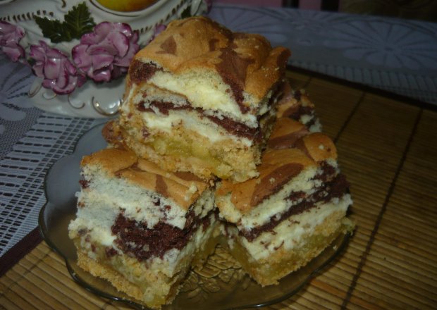Fotografia przedstawiająca Krucho-biszkoptowe ciasto przekładane