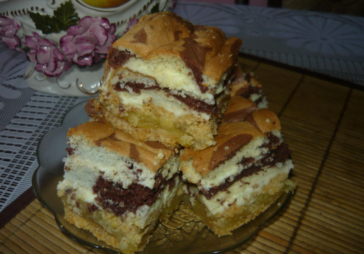 Krucho-biszkoptowe ciasto przekładane foto