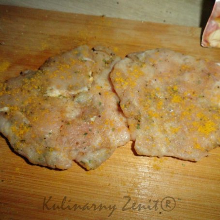 Krok 3 - Kruchy schabowy z curry w sosie majonezowym z pieczarkami i szynką foto