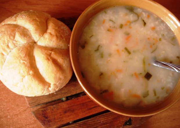 Fotografia przedstawiająca Krupnik z ryżem i ogórkiem