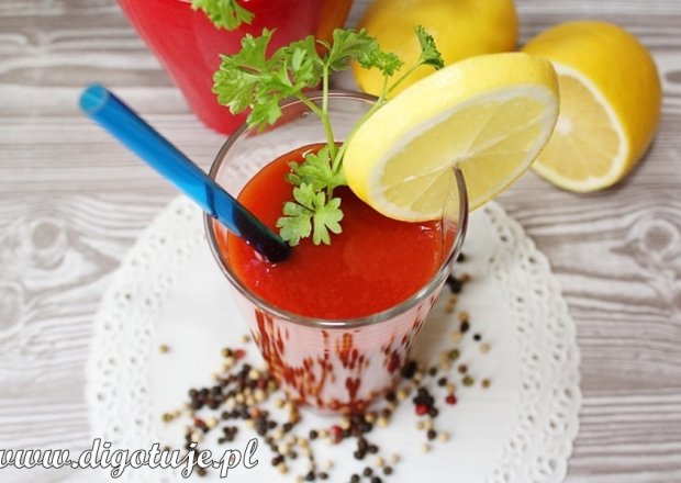 Fotografia przedstawiająca Krwawa Mary/Bloody Mary - oryginalny drink z sokiem pomidorowym