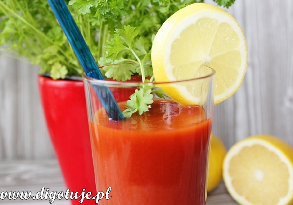 Krwawa Mary/Bloody Mary - oryginalny drink z sokiem pomidorowym foto