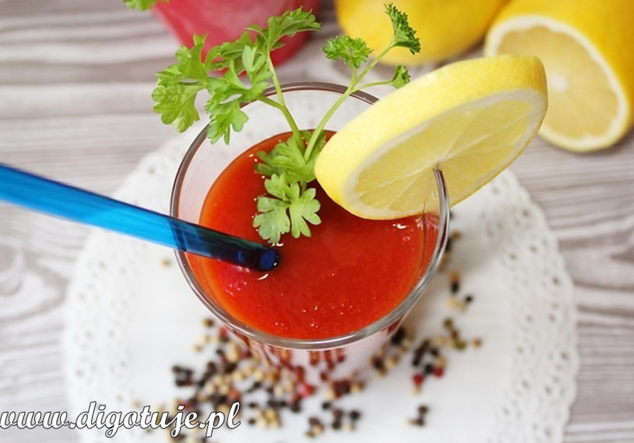 Krwawa Mary/Bloody Mary - oryginalny drink z sokiem pomidorowym foto