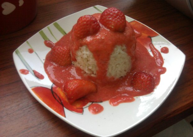 Fotografia przedstawiająca \"Krwisty\" ryż z truskawkami
