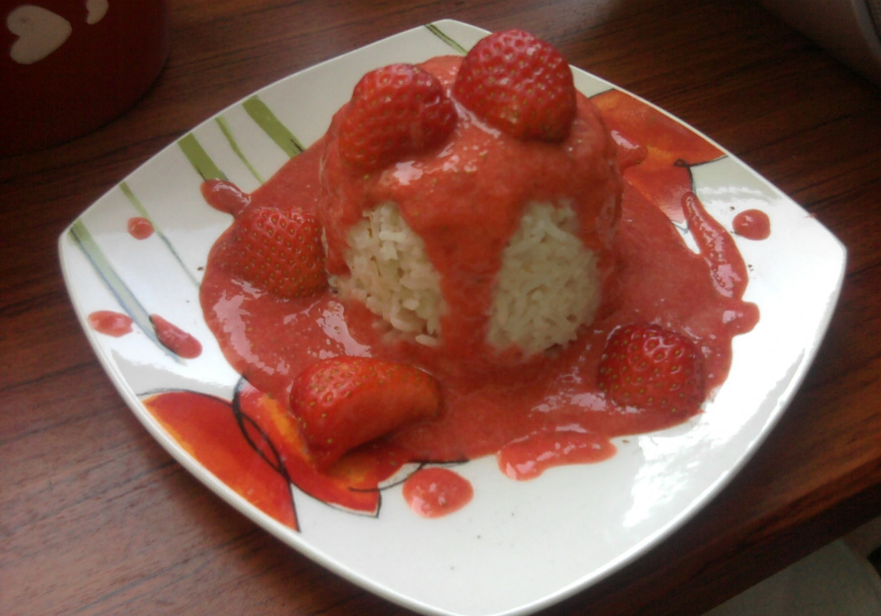 \"Krwisty\" ryż z truskawkami foto