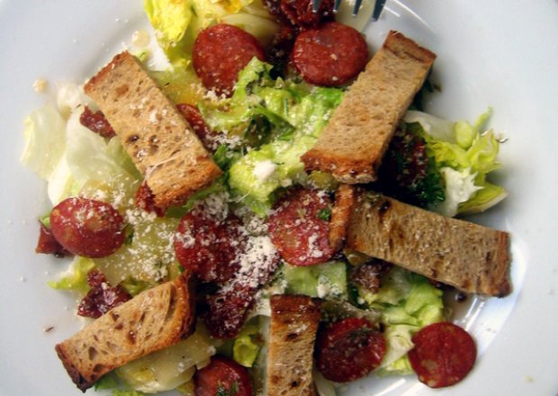 Fotografia przedstawiająca kryzysowa sałatka z chorizo, suszonymi pomidorami i oliwkami