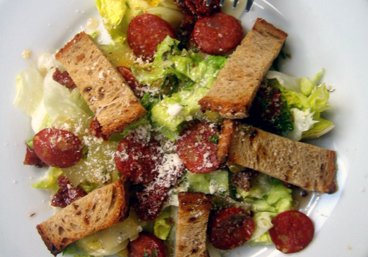 kryzysowa sałatka z chorizo, suszonymi pomidorami i oliwkami foto