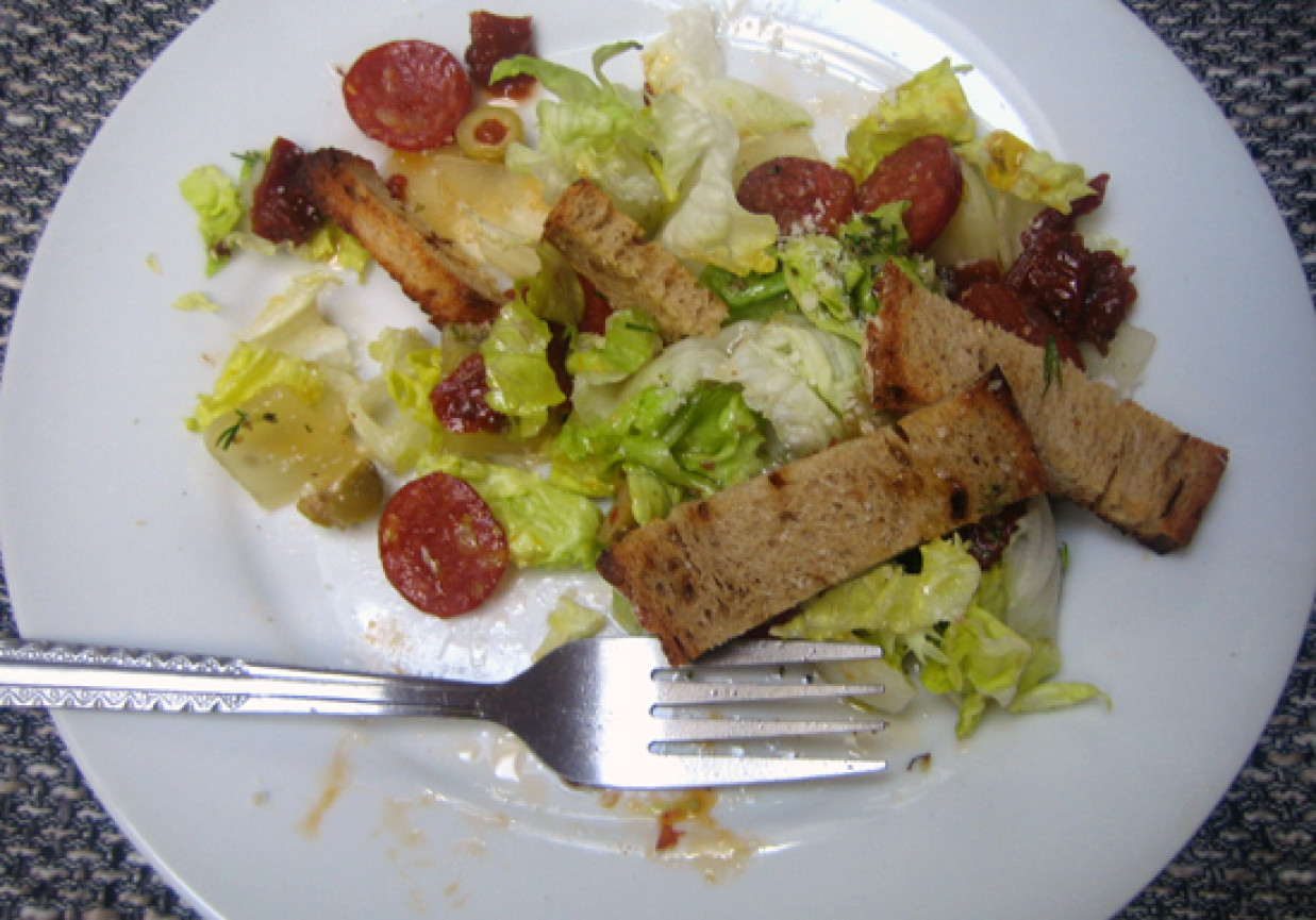 kryzysowa sałatka z chorizo, suszonymi pomidorami i oliwkami foto