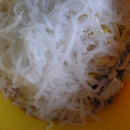 Krok 3 - Krzysia sałatka z makaronem ryżowym foto