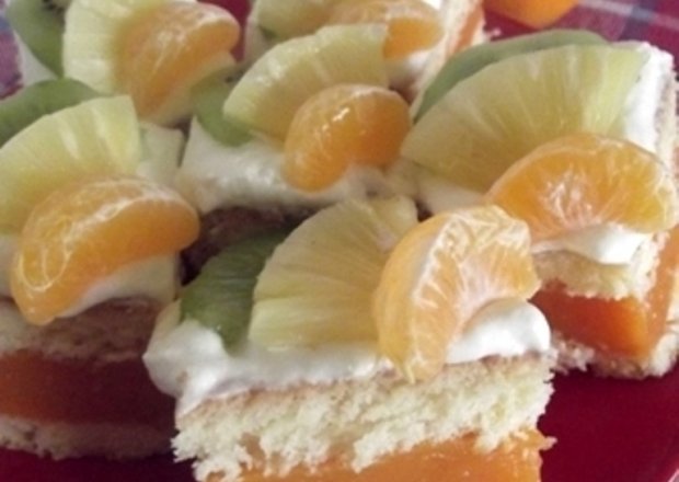 Fotografia przedstawiająca Kubusiowe ciasto z owocami